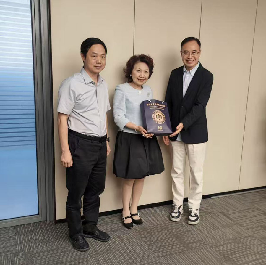 王中英代表香港金融管理学院接受同济大学政治与国际关系学院党委书记蔡三发（左一）和院长门洪华（右一）赠送的礼品并合影.jpg